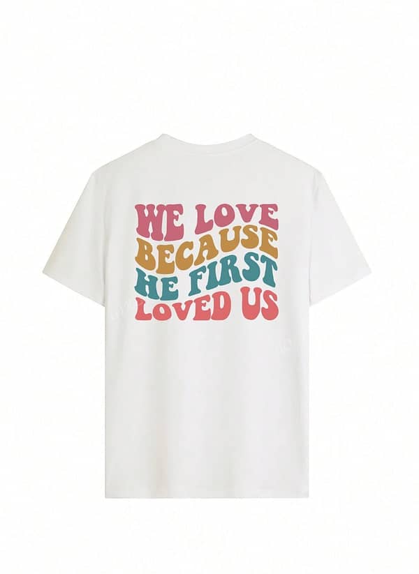 Camiseta para Mujer – We Love Because He First Loved Us